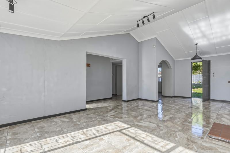 To Let 4 Bedroom Property for Rent in Lakeside Western Cape